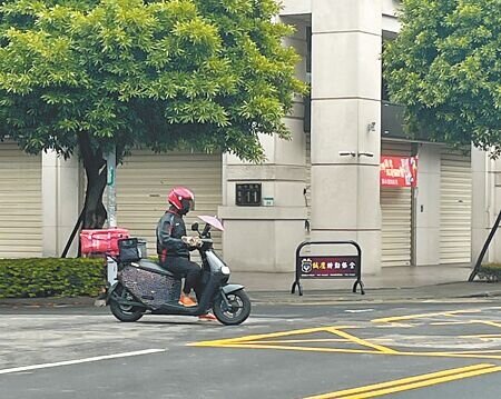 
桃園市外送平台業者管理自治條例草案卡關3年，勞動局局長李賢祥說，已提送議會預計將於12月審議通過，報請行政院備查後依法公布施行。圖為外送員示意圖。（陳夢茹攝）
