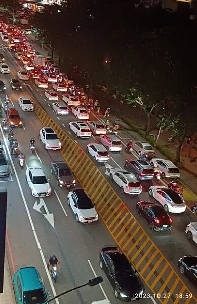 高雄網友拍下明誠路段下班車流塞爆狀況,車龍一長串車主哀號,讓網友不禁抱怨「真的是惡夢」。圖/取自台大PTT