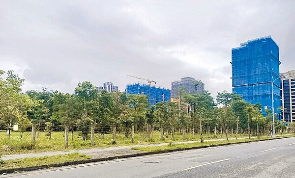 新北市議員劉哲彰建議,文小11用地應變更使用目的,改為興建國中,舒緩新店區就學需求,教育局表示會審慎評估。圖/新北市教育局提供