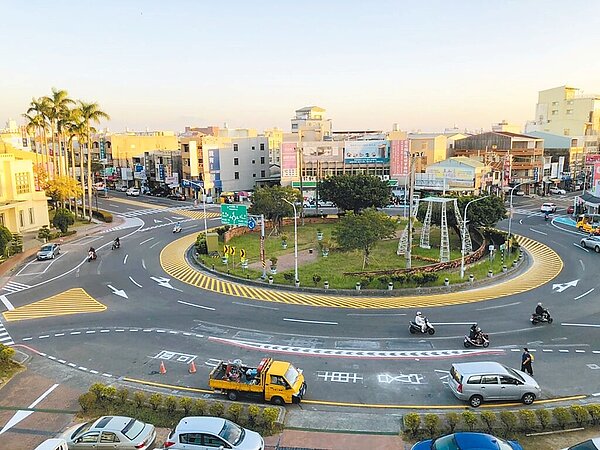 台南市首例圓環改造範例為歸仁圓環,交通局透過道路重新設計分配人行車行空間,提升圓環整體交通安全,獲得好評。圖/台南市政府提供