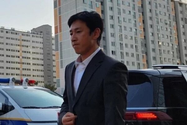 李善均收到警方傳喚露面。 圖/截自sedaily