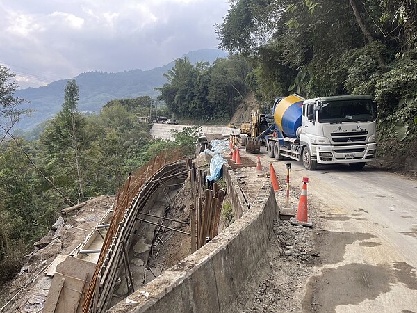 新竹縣縣道122線39.8K路段因雨勢受創，11月1日起至12月31日平日8時30分至17時實施下邊坡擋土牆的災害復建工程。圖／新竹縣政府提供