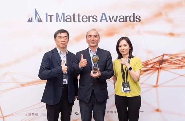 悠遊付Easy Wallet APP的「悠遊卡加值機」服務,今年榮獲數位發展部數位產業署設立「IT Matters產品/專案獎」。圖中為悠遊卡公司董事長林志盈(中)及同仁前往接受頒獎。圖/悠遊卡公司提供