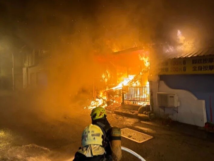 屏東市民享路今天發生一起住宅火警,消防人員抵達現場後一樓全面起火燃燒,釀一死一傷。記者劉星君/翻攝