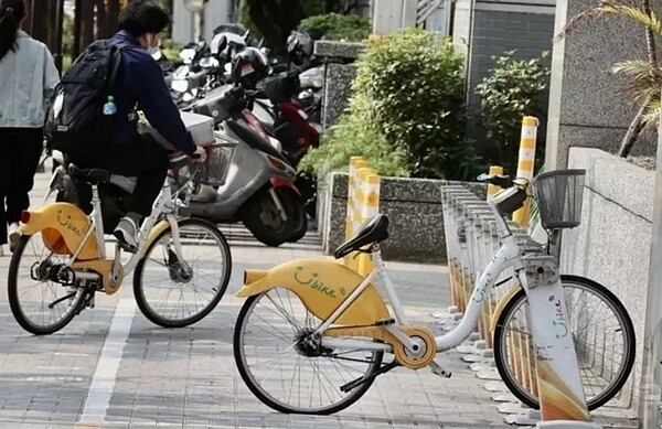 基隆市政府評估引進YouBike，並規畫在租賃站提供電動輔助自行車或電動機車，讓民眾有更多元選擇。圖／聯合資料照片
