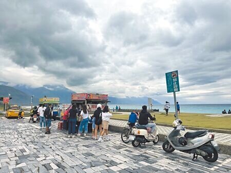 花蓮七星潭風景區是著名觀光景點,依法不得擺攤,但卻不時有流動攤販出現。(羅亦晽攝)