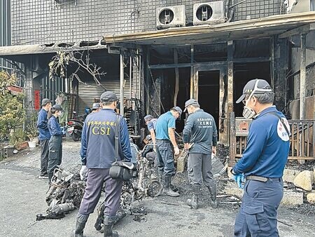 屏東市1家刺青店29日清晨疑遭縱火，導致30歲黃姓老闆重傷、28歲陳姓老闆娘不治，警方封鎖現場採證，釐清案情。（謝佳潾攝）