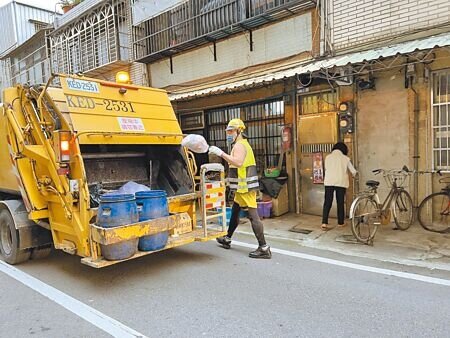 桃園市垃圾車上月嚴重誤點引民怨,本月又逢運作近22年的欣榮焚化爐要關1爐整改,民代都擔憂等到深夜的噩夢再現。(蔡依珍攝)