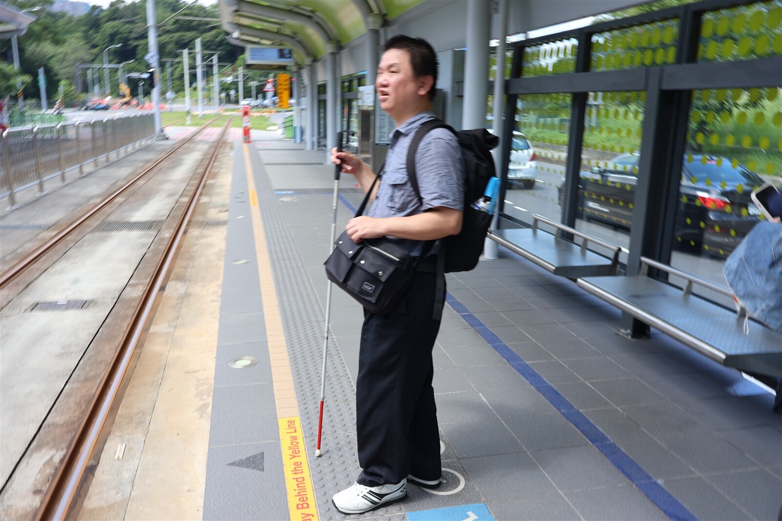 安坑輕軌站內地板，僅警示磚提醒不要靠近軌道，視障者搭乘仍有不便之處；視障團體建議，應該要設置無障礙等候區，無人車站尤其需要。記者李成蔭／攝影 