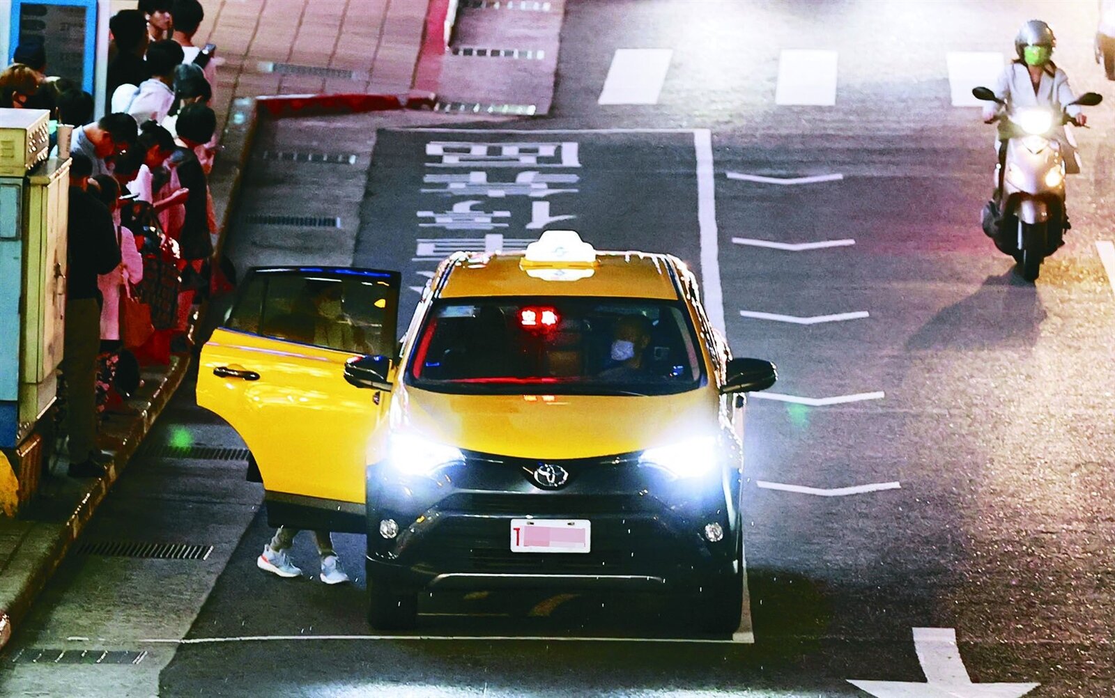 今年六月卅日起,恢復人行道、行人穿越道等違規臨停與違停檢舉,違停也納入記點制,各地交通違規檢舉爆量,民怨四起。記者侯永全/攝影