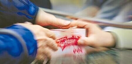 P2P媒合借貸成為全球金融科技發展極具創新的商業版塊,然台灣長期依賴銀行臨櫃及業務人員,須加緊腳步消除金融體系e世代隔閡。圖∕本報資料照片