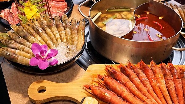 新馬辣經典麻辣鍋或新馬辣經典麻辣鍋Plus+,不限時段,選擇指定方案「極上雙和牛」,雙蝦可吃到飽。(圖/馬辣集團提供)