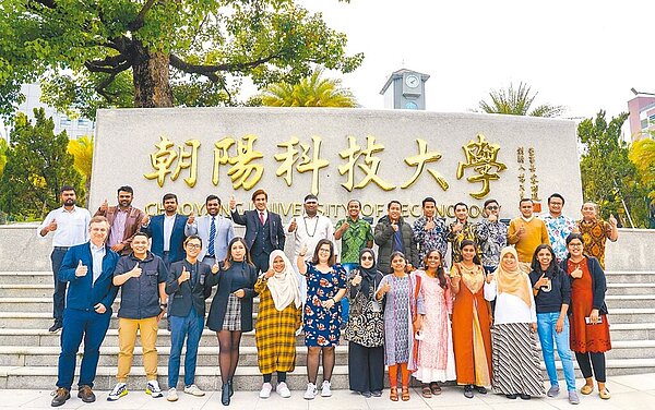 泰晤士高等教育公布2024年最新學科排名,朝陽科大29日表示,本校在全球商業與經濟、電腦科學2項學科領域脫穎而出,是全台唯一入榜的私立科大。(朝陽科大提供/張妍溱台中傳真)