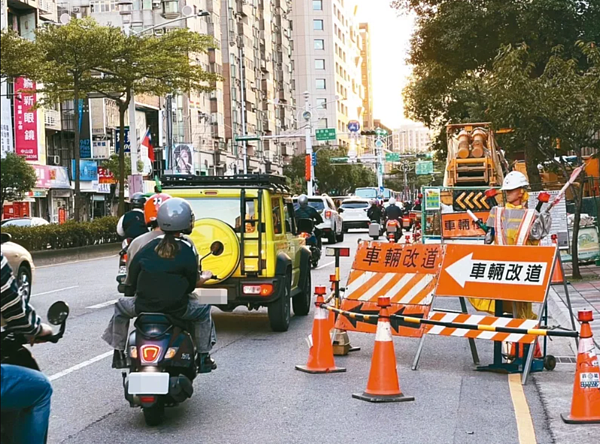 桃市水務局趕工汙水下水道，遭民眾抱怨占用道路影響交通。圖／張碩芳提供