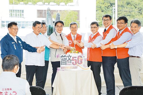 曾文水庫29日慶祝啟用50年,行政院長陳建仁(右五)在曾文水庫大壩紀念碑與台南市長黃偉哲(左四)一起切蛋糕慶祝。圖/台南市政府提供