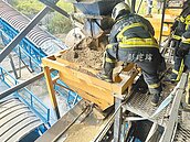 維修遭土石活埋　承包商送醫救回