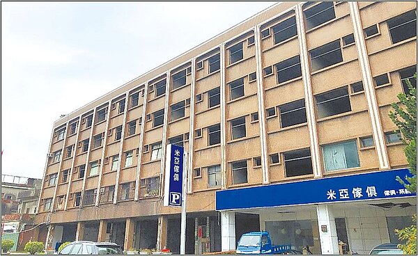 桃園市桃園區春日路上1棟年近半百的危險建築，是桃園市首件經民間整合成功的都更案，將重建成17層樓的黃金級綠建築住宅大樓。圖／桃園市政府都發局提供