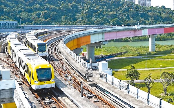 新北捷運公司經營淡海輕軌、安坑輕軌加上接管環狀線，運量增加，樂觀預估2024年有機會獲利，2024年度預算首次增列績效獎金，幫員工加薪。圖為環狀線列車／新北市捷運局提供