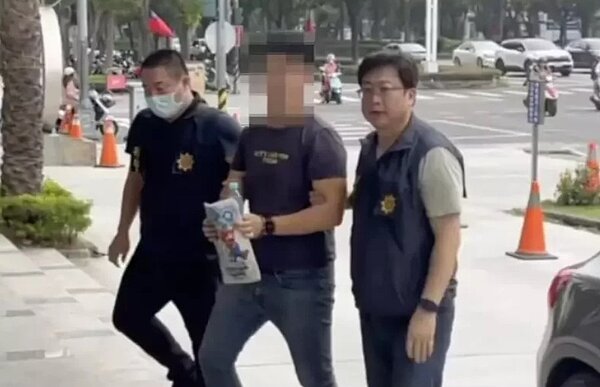 台中市林姓電玩店業者(中)與旗下林姓業務,涉嫌利用無卡分期向學子行詐,檢警拘提二人到案,業者29日晚遭法院裁定羈押禁見。圖/記者陳宏睿翻攝