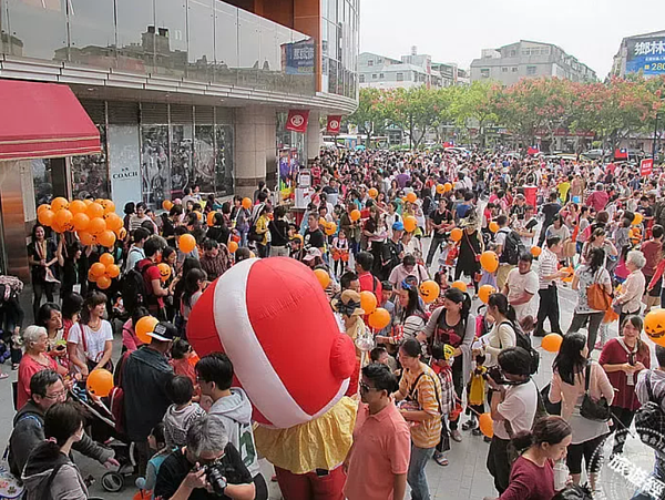 每年一次天母萬聖節吸引大批人潮,周邊塞爆,有網友好奇為何天母不蓋捷運?圖/取自「靠杯天母幫」臉書