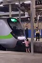 旅客嚇壞！桃園中壢站驚爆女子跳軌　「肉身擋火車」玩命畫面曝光