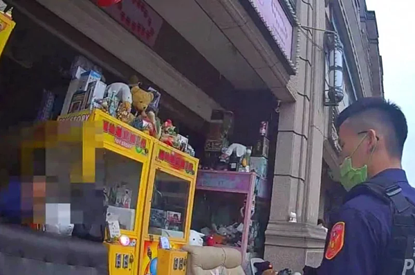 中壢區高男和某社區住戶租屋糾紛,擴音器播放不雅字詞滋擾,中壢員警處置與高互槓,引起網議。記者曾增勳/翻攝