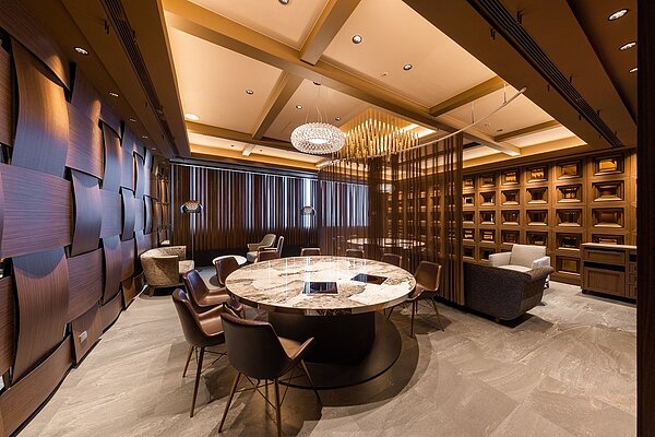 店內承襲日籍職人仲居式服務,由日本知名設計師道下浩樹設計沉浸式日式精緻包廂。圖/觀光新聞處提供