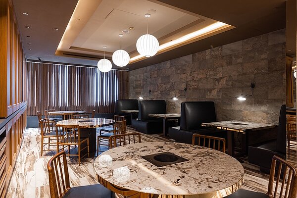 店內承襲日籍職人仲居式服務,由日本知名設計師道下浩樹設計沉浸式日式精緻包廂。圖/觀光新聞處提供