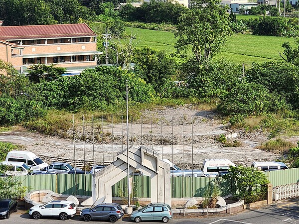 南投市的全民運動館預計落腳舊議會用地，但至今仍未施工，周邊長滿雜草。記者賴香珊／攝影 