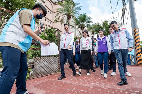 養工處同仁向市長說明人行道鋪設成果。圖/桃園市政府提供