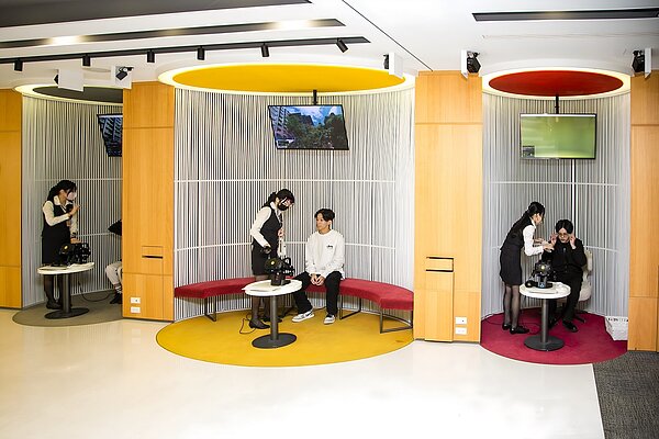 文化大學學生體驗永慶房屋「5G XR沉浸式實境賞屋」房產科技。圖/永慶房產集團提供