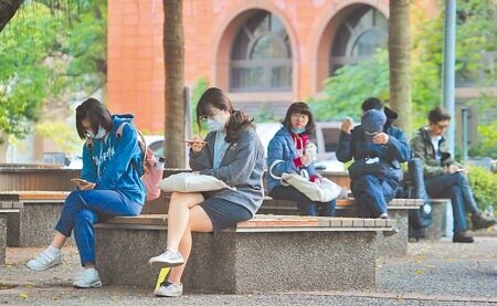 
許多大學中文系近年在教學上進行大變革，除教導學生傳統中文領域的知識，還因強化他們數位應用的能力，可當網路編輯、拍影片或紀錄片，未來出路很廣。圖為2020年4月15日，台大中文系個人申請入學甄試，許多學子在家人陪同下等待應試。（本報資料照片）
