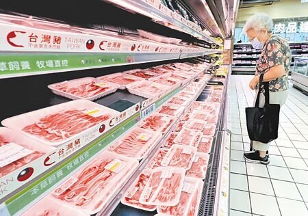 農業部責成中央畜產會今年5月到9月,實施豬肉進口獎勵措施。豬農不滿,質疑政府大選前夕平抑豬價,讓民眾買到平價豬肉,緊急進口如果成常態,代表打壓豬價也將成常態,揚言「豬農賺不到錢,就會退場」。圖為民眾在賣場仔細選購豬肉火鍋肉片。(陳俊吉攝)