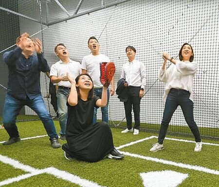 台北市議會教育委員會30日到台北大巨蛋考察,議員在牛棚體驗接球。(陳怡誠攝)