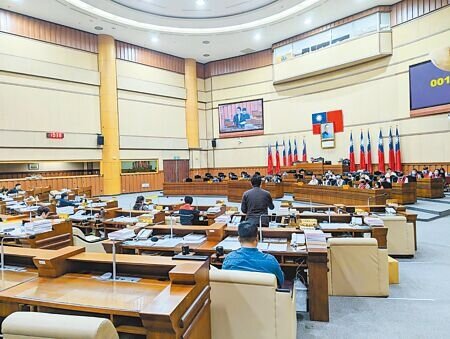 基隆市交通處30日赴議會報告業務,多位市議員關切基隆捷運進度及未來發展。(張志康攝)