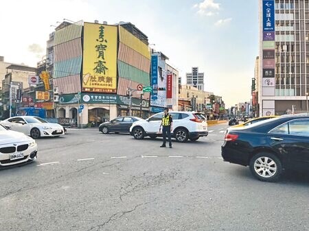 
桃園10大易肇事路口，中壢區就占4處，圖為警方在中壢區延平路與中美路、環北路口指揮。（蔡依珍攝）
