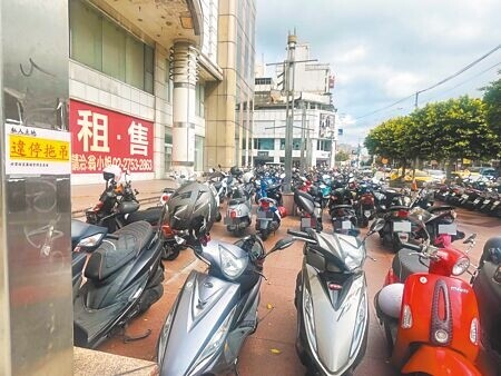 
桃園機場捷運A22老街溪站今年7月開通後，因鄰近中壢市區周遭腹地不足未設停車場，導致周邊汽機車違停亂象嚴重。市府交通局回應將評估中央西路是否還有空間畫設停車格，中壢警方也說將加強勸導取締違停。（呂筱蟬攝）
