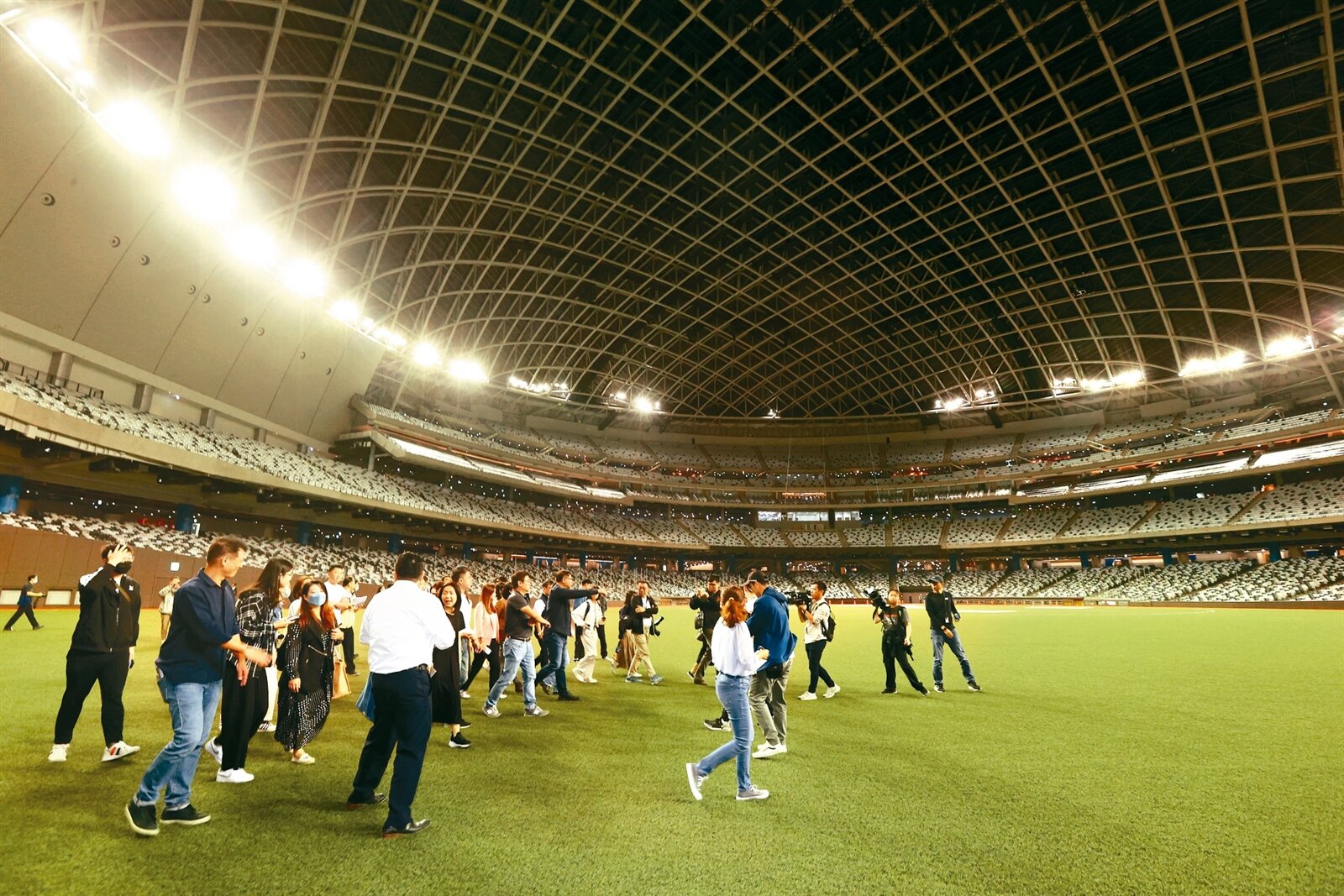 台北市議會教育委員會昨天前往大巨蛋視察,議員發現大巨蛋球場屋頂燈光「吃球」,讓球員產生眩光。記者黃義書/攝影