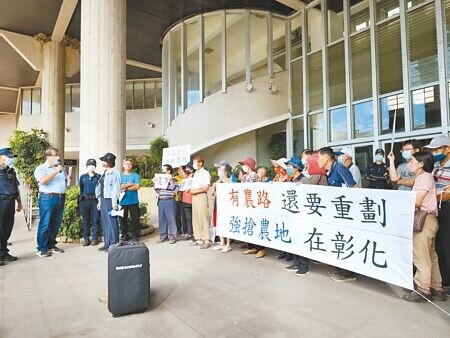 
彰化縣二林鎮萬興里萬興排水旁農地道路老舊狹小，農機具出入不便還會淹水，當地農民申請由二林鎮公所辦理「柳子溝農地重劃」，但部分地主認農保資格、土地等問題不願重劃，30日到縣府抗議要求撤銷，縣府派員（左二）出面與民眾對談。（吳建輝攝）
