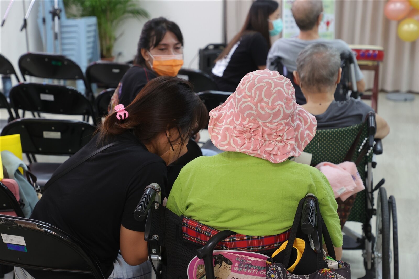 家庭照護者亟需替手,家總與台北護理健康大學推廣「互助喘息」試辦計畫,讓失智及失能長輩至社區據點,而主要照顧者可輪流休息,紓解壓力。圖為新聞示意圖。記者葉信菉/攝影