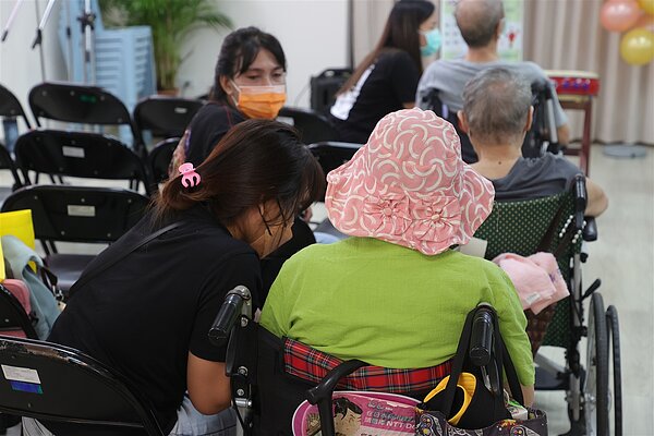 家庭照護者亟需替手,家總與台北護理健康大學推廣「互助喘息」試辦計畫,讓失智及失能長輩至社區據點,而主要照顧者可輪流休息,紓解壓力。圖為新聞示意圖。記者葉信菉/攝影