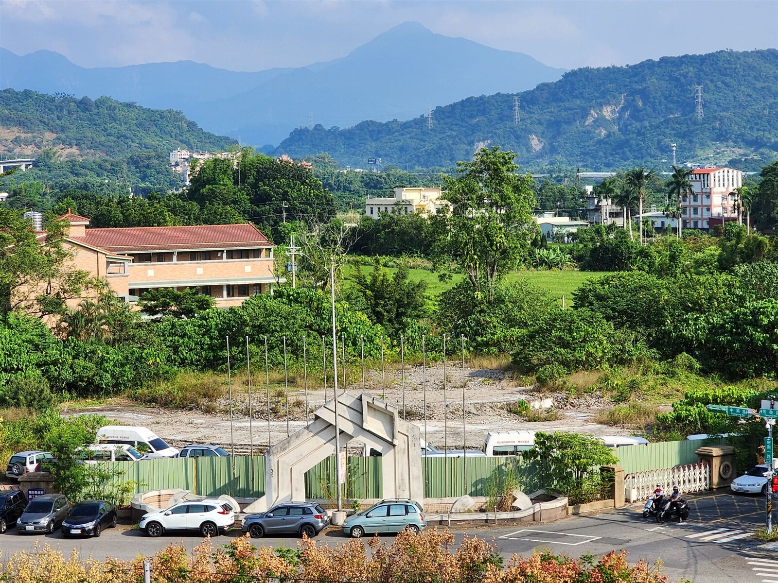 南投市的全民運動館預計落腳舊議會用地，但至今仍未施工，周邊長滿雜草。記者賴香珊／攝影 