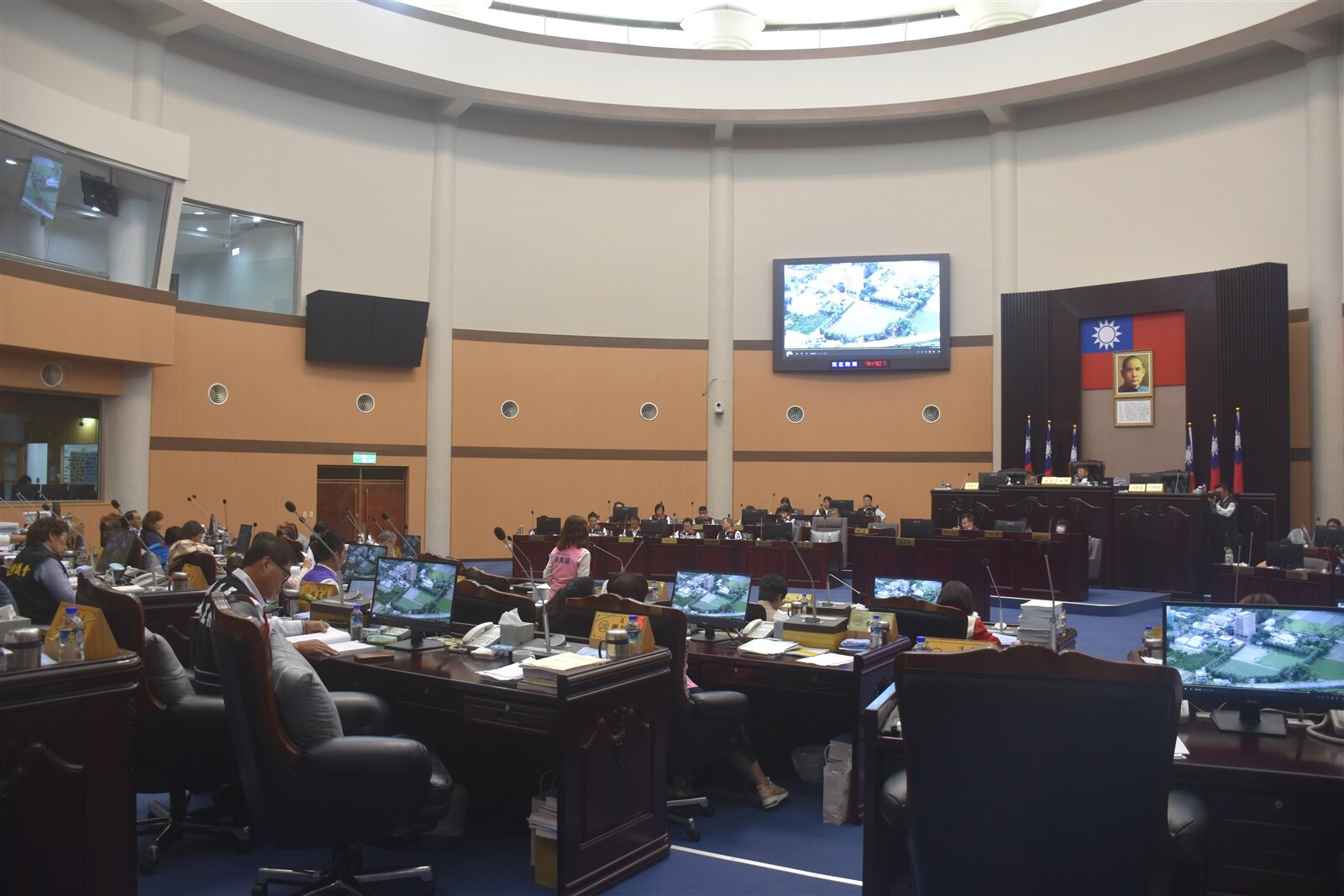 花蓮縣議會今天召開第20屆第2次定期大會,針對多位縣議員問礦石稅議題,縣長徐榛蔚回應,礦石稅判決已是3月的舊聞,縣府已提出再審。記者王思慧/攝影