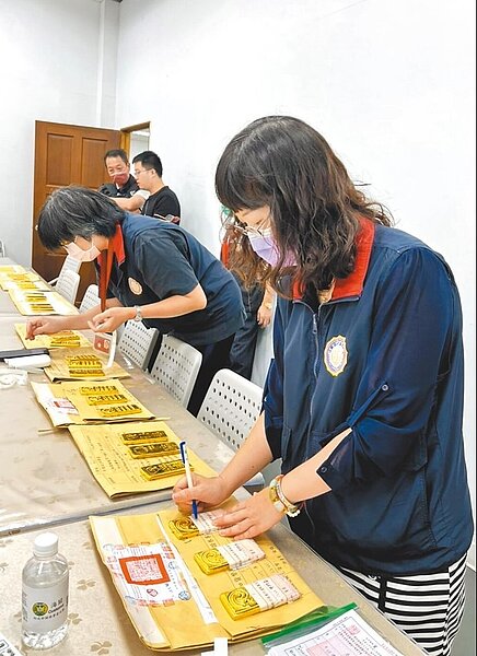 李姓男子3年前遭海關查獲30公斤黃金條塊未申報,當場被沒入並裁處新台幣4694萬2080元罰鍰。由於李男逾期未繳納,行政執行署桃園分署31日拍賣黃金。圖/行政執行署桃園分署提供