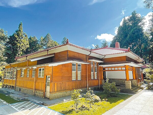 位於嘉義縣阿里山國家森林遊樂區內的「阿里山貴賓館」，林業及自然保育署嘉義分署歷經8年多歷史調查、規畫設計及施工，今年完成貴賓館修復，並推出「縣定古蹟阿里山貴賓館委外營運案」，開放民間廠商承租經營。圖／林業署嘉義分署提供、呂妍庭嘉義傳真