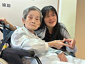 「媽媽還在，我不能倒」她怕出門有萬一　身帶小卡只為失智母親
