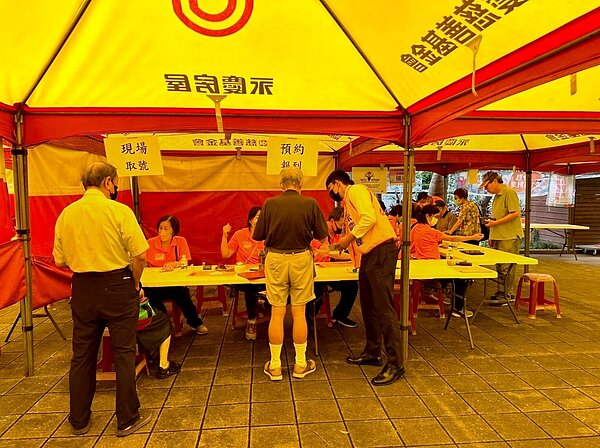 永慶房屋響應台北市大安區民炤里重陽節活動,擔任活動志工在現場服務前來餐與活動的長輩們。圖/永慶房產集團提供