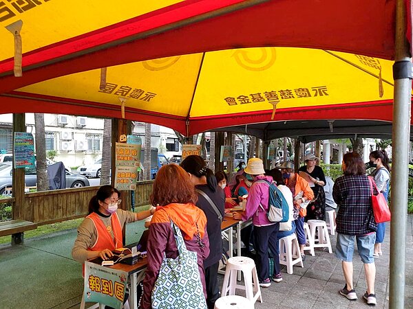 台北市松山區莊敬里重陽活動,安排健檢攤位,提供里民免費健檢。圖/永慶房產集團提供