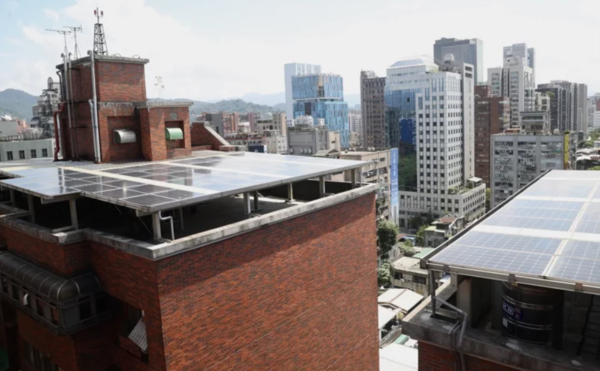 台北市府為了拚綠電、減碳，決定有條件放寬違建屋頂設光電板，藉此政策希望更多民眾踴躍設置太陽能板，落實台北綠能低碳的願景。圖／聯合報系資料照片