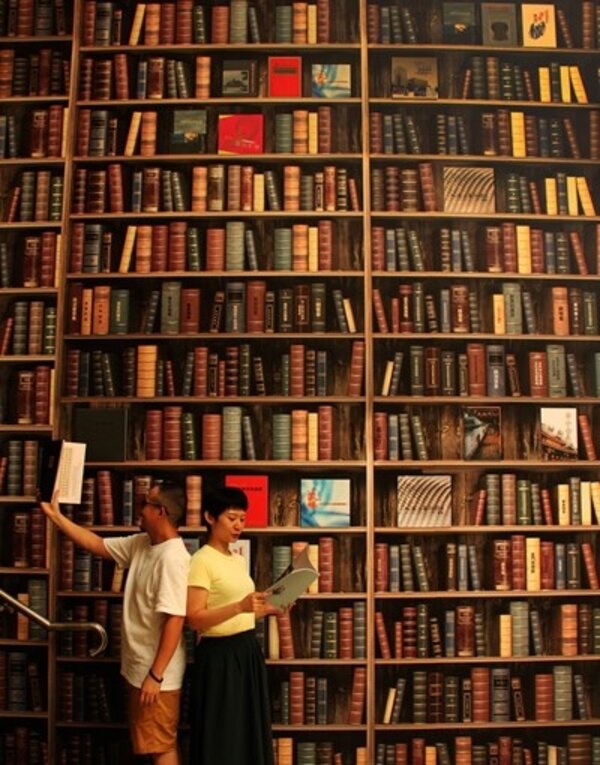 藝享800主題書牆展現大墩文化中心40年出版近800冊藝文圖書。圖／台中市文化局提供